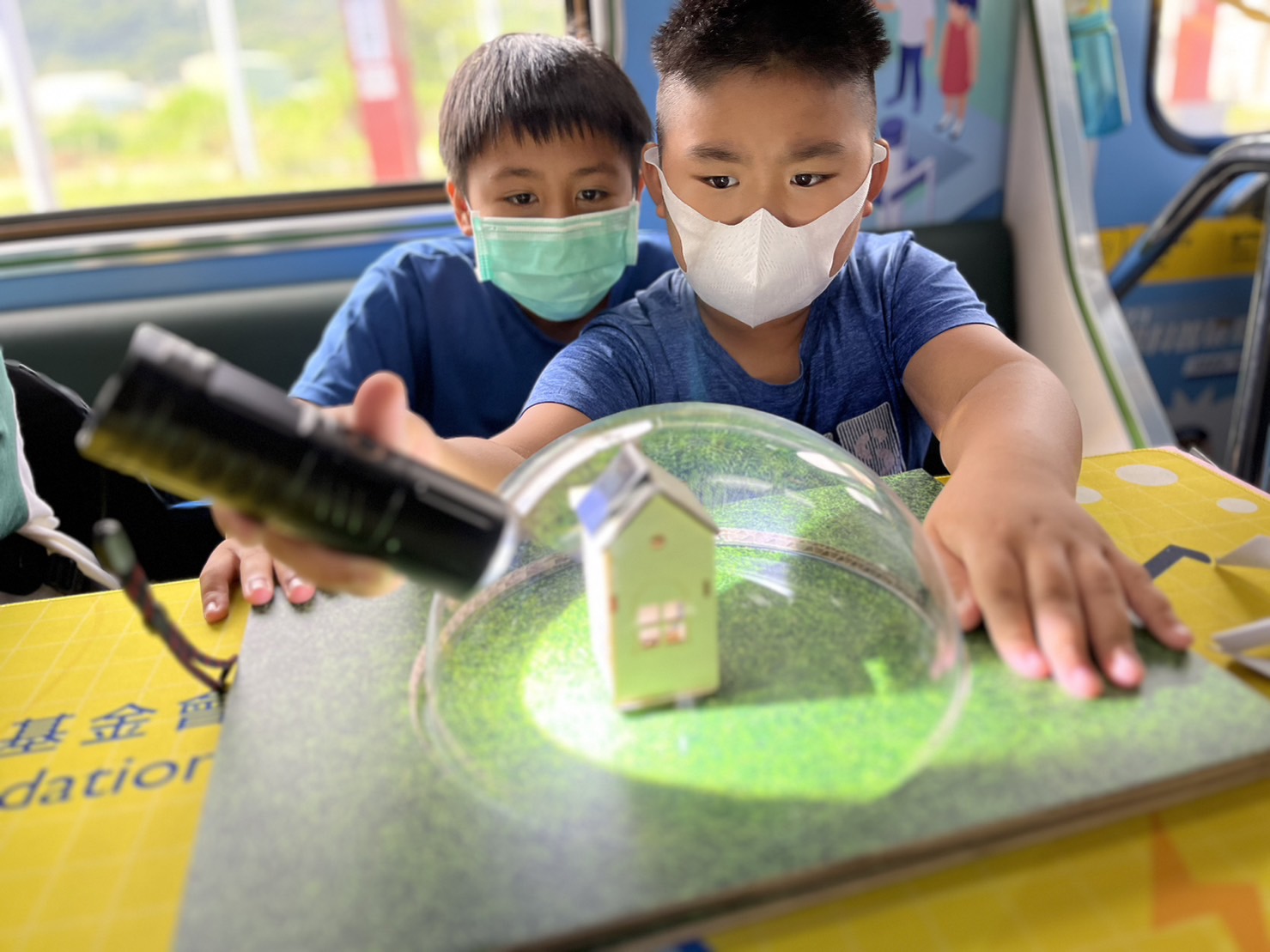 恒峰G22參與基礎科學主題車廂，以STEAM教學精神，設計「逐日科學家」、「太陽能工程師」以及「淨零建築師」三大能源科普課程和實驗